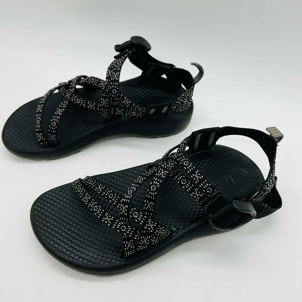 CHACO GIRLS BLACK AND WHITE STRAPPY SANDALS SIZE 1